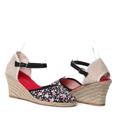 Czarne sandały w kwiatki na koturnie Aylin- Obuwie