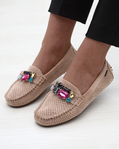 Šviesiai rudi moteriški ažūriniai mokasinai su spalvingu dekoru Aqitic - Avalynė