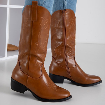 Eko-skórzane kozaki damskie typu kowbojki w camelowym kolorze Peitra - Obuwie