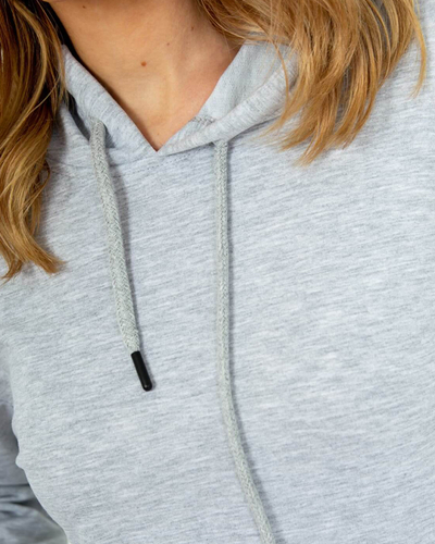 Светло-серое женское платье худи