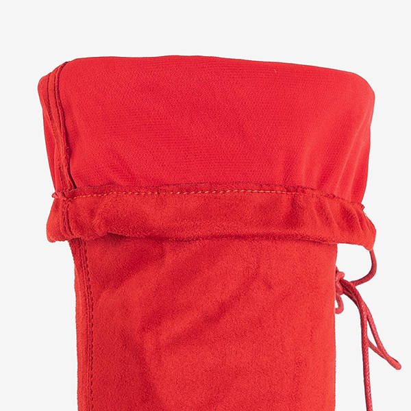 Raudoni moteriški batai per kelius ant „Tomira“ stulpo-Avalynė