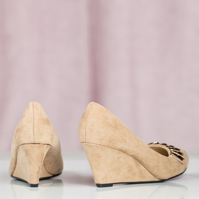 Beżowe damskie czółenka na wyższej koturnie Letti - Obuwie