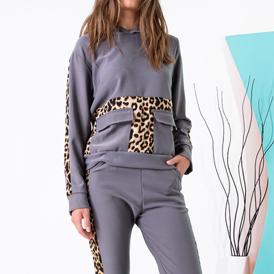 Серый женский спортивный костюм с леопардовыми вставками