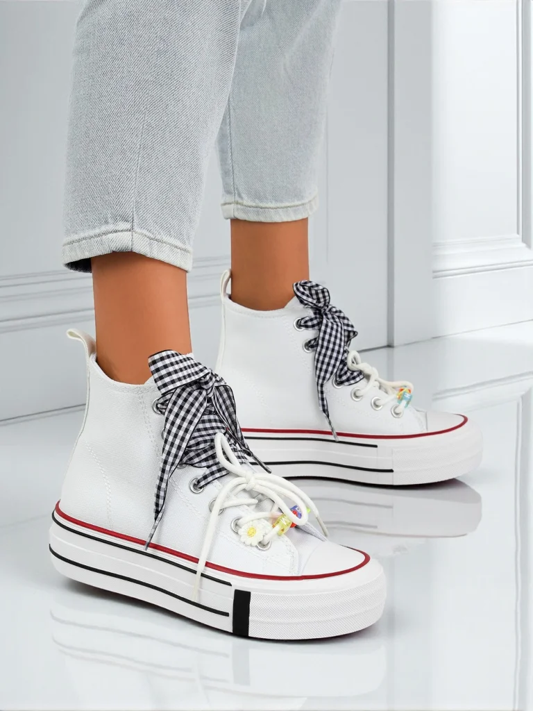 Женские кеды Callista Bianca – белые модные на плоской подошве с декоративными бусинами