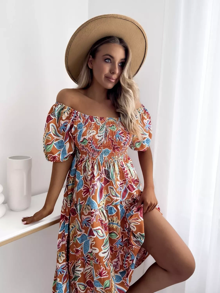 Oranžinė trumpa moteriška suknelė atvirais pečiais - Apranga