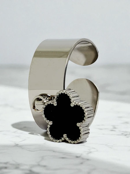 Dolce Vita apyrankė su dekoratyviniais pakabukais