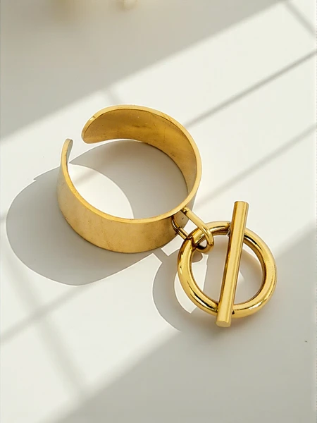 Браслет-обруч Dolce Vita с декоративными шармами