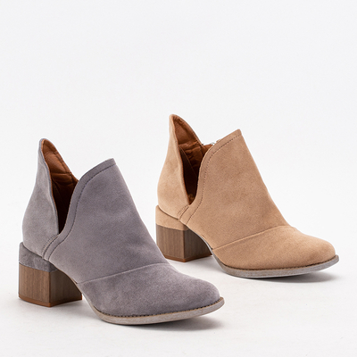 Pilki moteriški izoliuoti aulinukai ant Karela stulpo - Avalynė