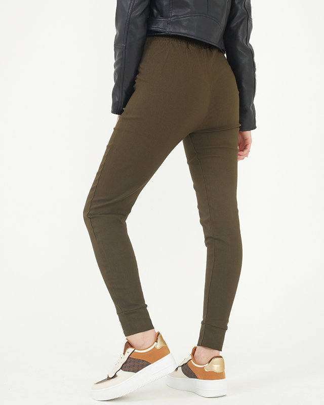 Зеленые трегинсы с декоративными надписями