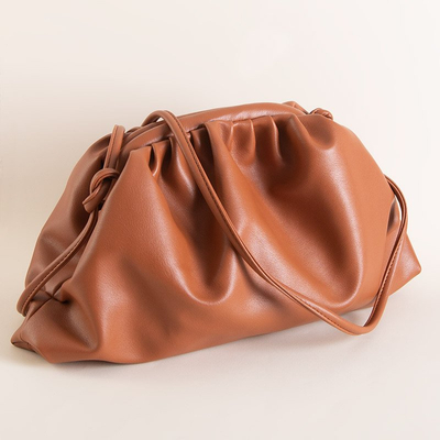 Коричневая женская сумка из сборками