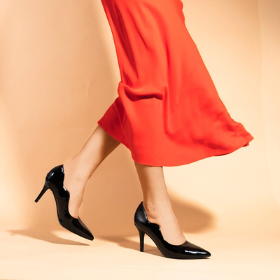 Juodai lakuoti siurbliai ant stiletto Konstancja - Batai