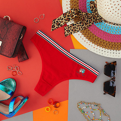 Красные женские трусики с принтом