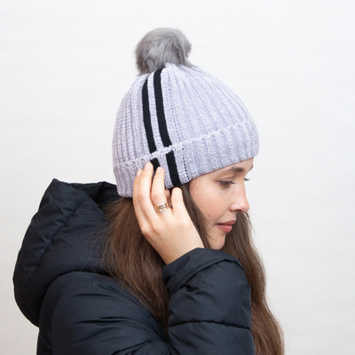 Pilka apšiltinta kepurė su baltomis juostelėmis ir pomponu - Aksesuarai