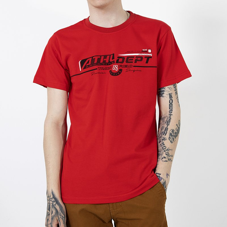 Красная мужская футболка