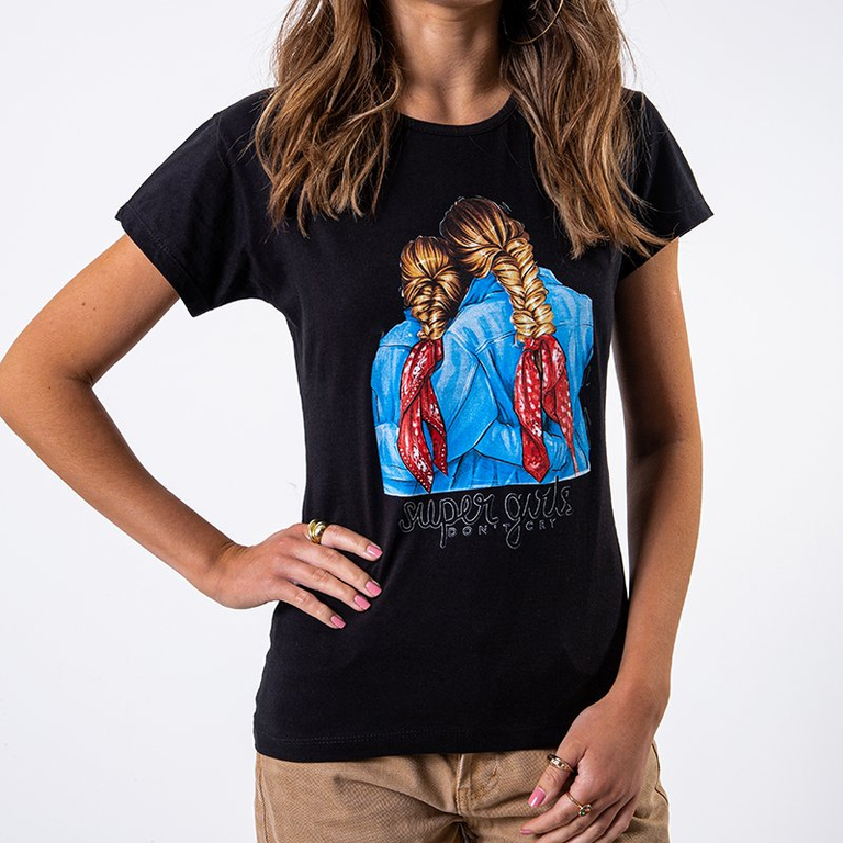 Черная женская футболка с цветным принтом