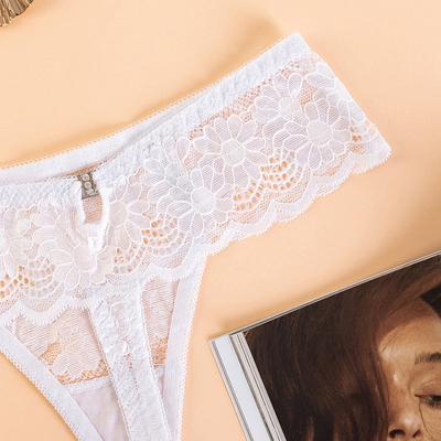 Белые женские кружевные стринги