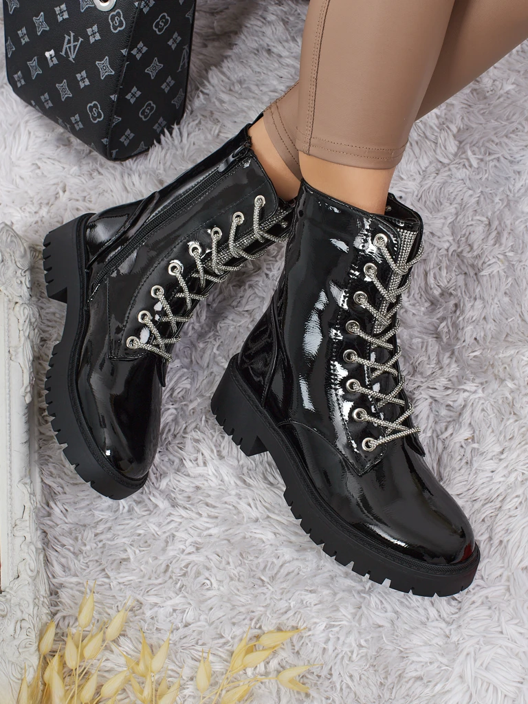 Lakiniai moteriški aulinukai suvarstomi Fjorra