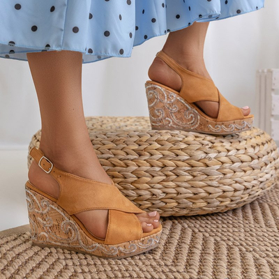 Šviesiai rudos moteriškos pleištinės basutės su blizgučiais Terisa - Avalynė