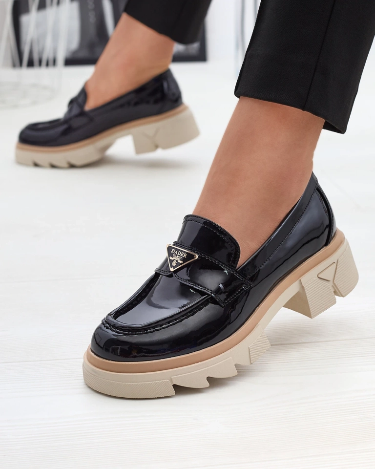 Lakuoti juodi moteriški mokasinai su dekoru Sarix - Avalynė