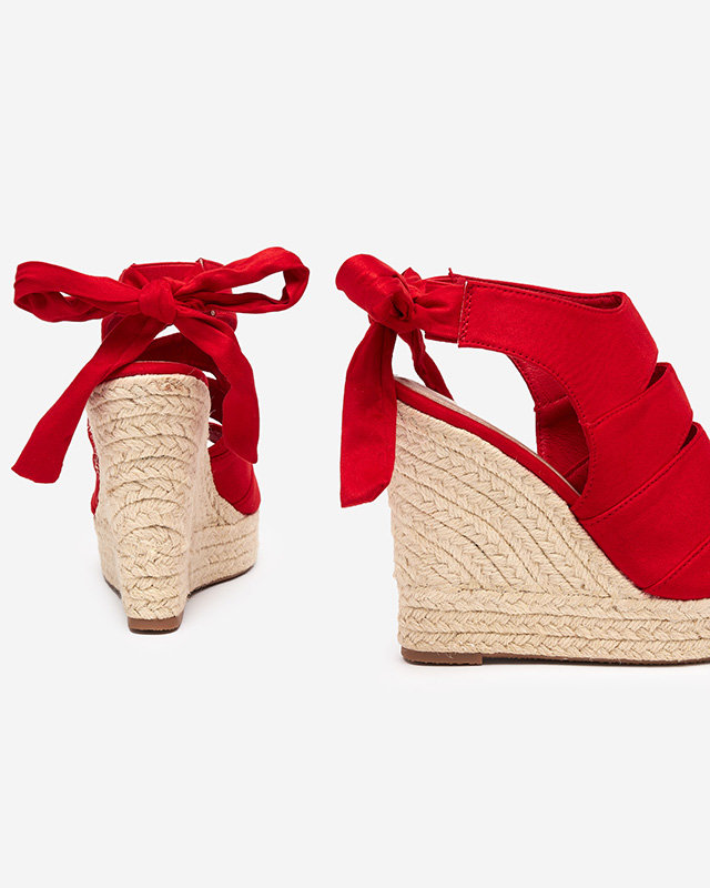 Красные женские босоножки на танкетке Evofi