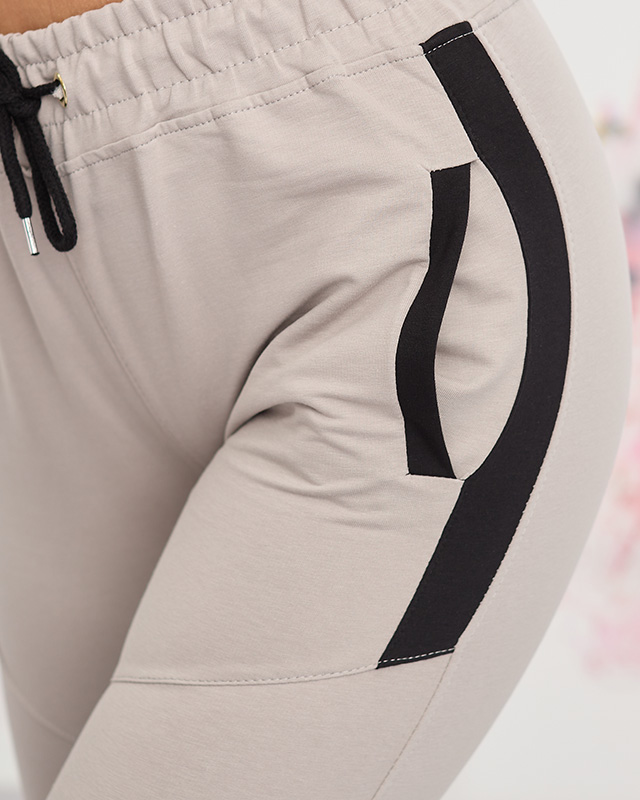 Женские светло-серые спортивные штаны со вставками- Одежда