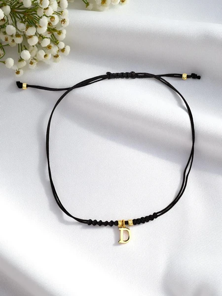 Женский браслет с буквой D