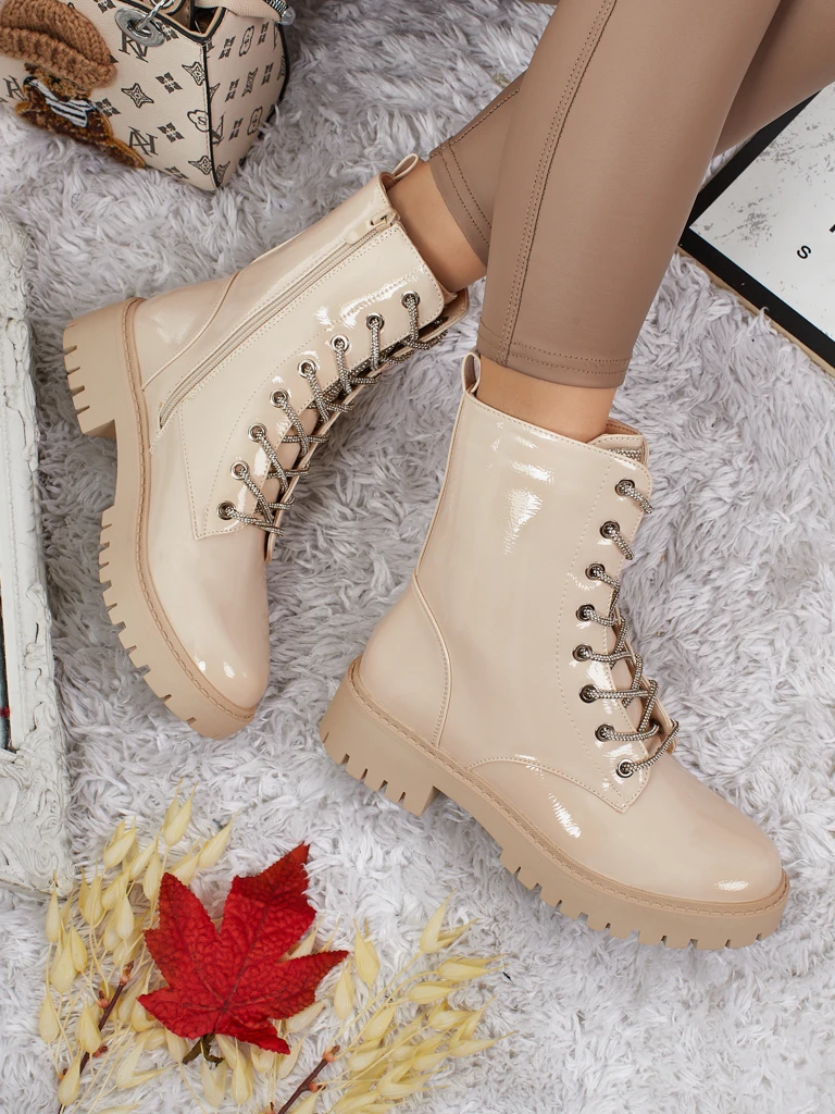 Lakiniai moteriški aulinukai suvarstomi Fjorra