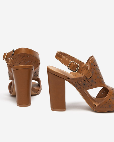 Rudos ažūrinės basutės moterims ant posto Mavi mieste. Avalynė