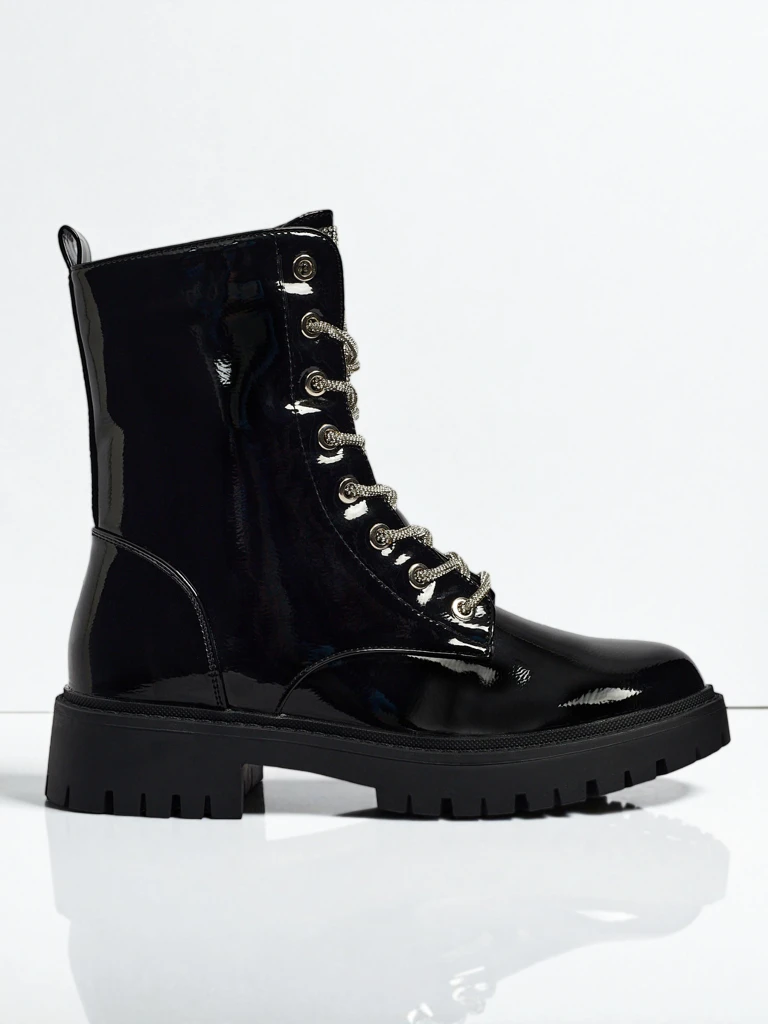 Lakiniai moteriški aulinukai suvarstomi Fjorra