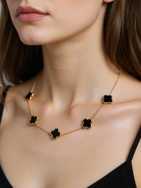 Naszyjnik Aurelia Clavis z masą perłową w złotej oprawie – stylowa elegancja