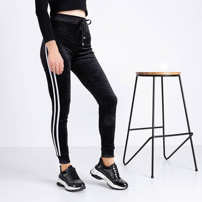 Czarne damskie dresy z lampasami - Odzież