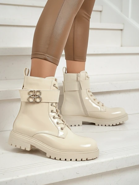 Beżowe botki Ariadne z ekologicznej skóry na zamek, okrągły nosek stylowe