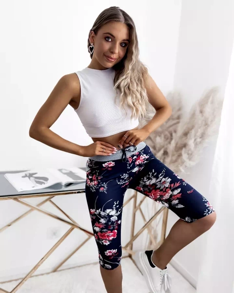 Moteriški tamsiai mėlyni 3/4 šortai su raudonomis gėlėmis PLIUS DYDIS - Drabužiai