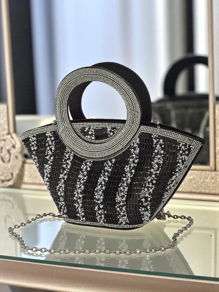 Маленькая женская сумочка с цирконами Sparkle Queen