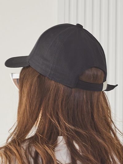 Royalfashion Кепка с нашивкой в виде подмигивающего кролика