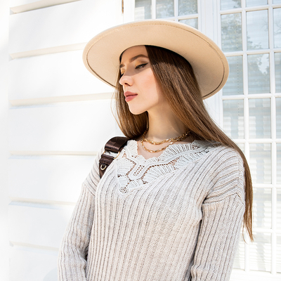 Moteriška smėlio spalvos megztinė suknelė su nėriniais - Apranga