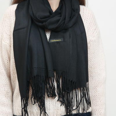 Juoda didelė moteriška skarelė su kutais - Aksesuarai