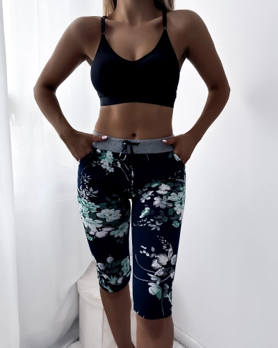 Tamsiai mėlynos ir žalios spalvos raštuoti 3/4 moteriški šortai. PLIUS DYDIS - Drabužiai