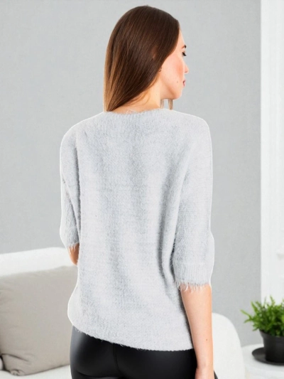 Светло-серый женский свитер с принтом