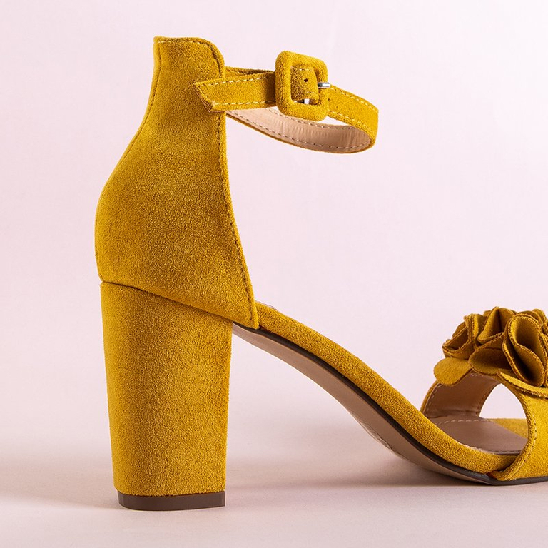 Желтые босоножки на высоких каблуках Lowera