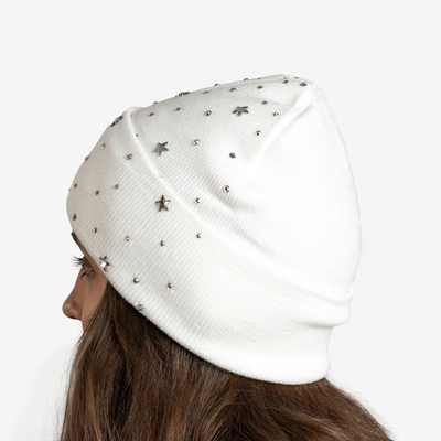 Белая женская шапка с отделкой