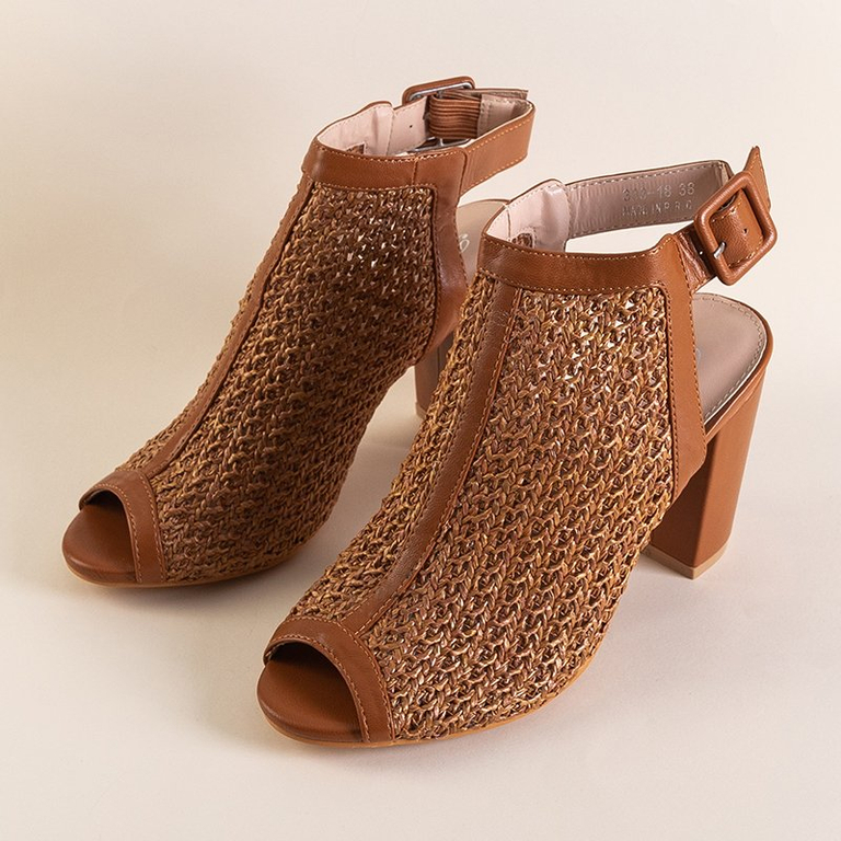 Светло-коричневые женские босоножки на каблуке Tairi