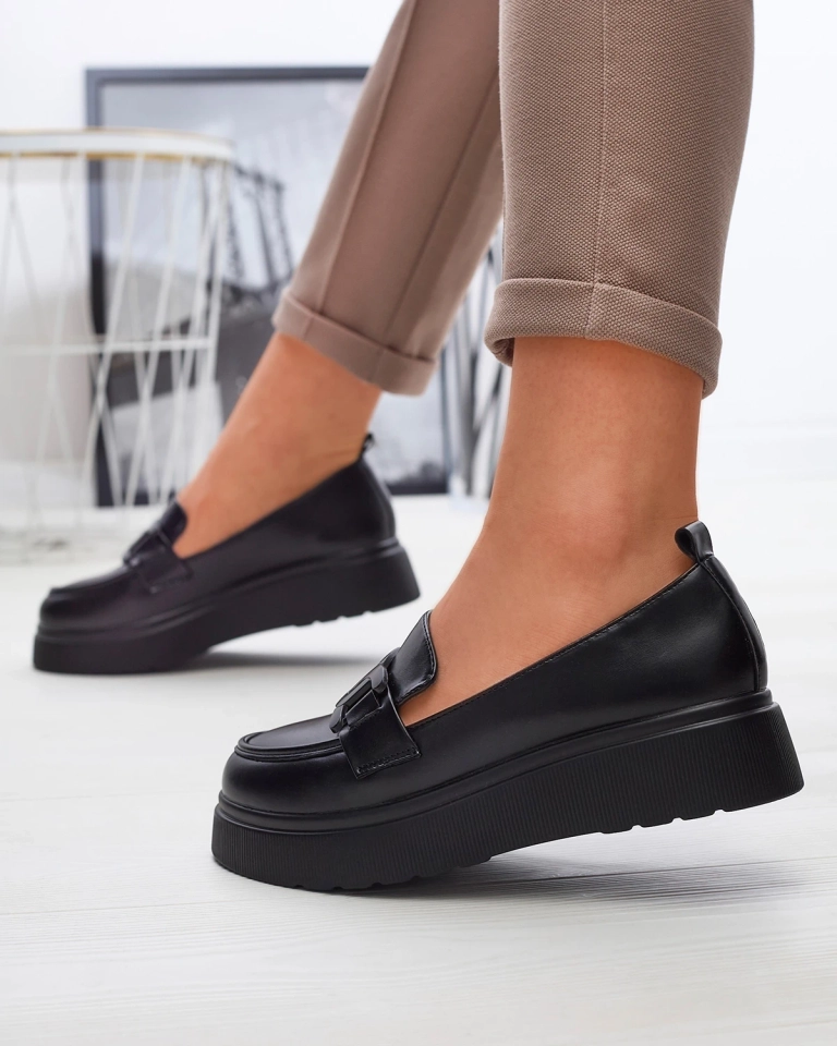 Juodi mokasinai su grandinėle Stimla - Avalynė