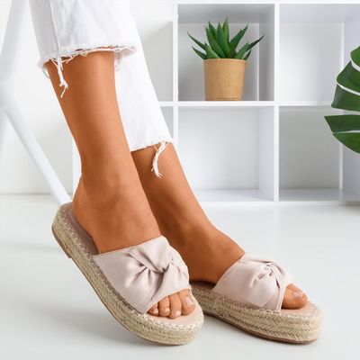 Pudrowe klapki damskie na platformie Baby Bow - Obuwie