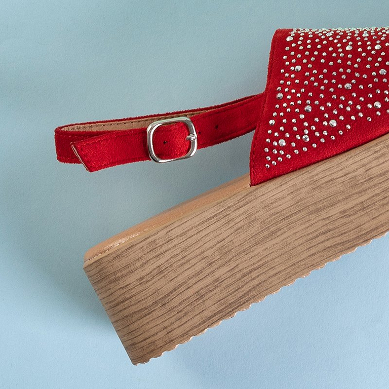 Красные женские босоножки на платформе Peneli