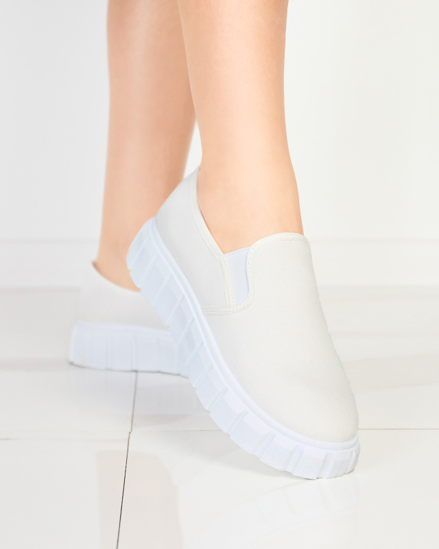 Белые женские слипоны на массивной подошве Tenri