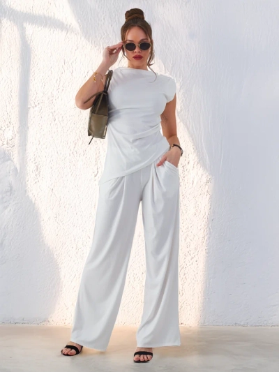 Royalfashion moterų margas komplektas, su asimetriniu berankoviu viršumi ir plačiais džinsais