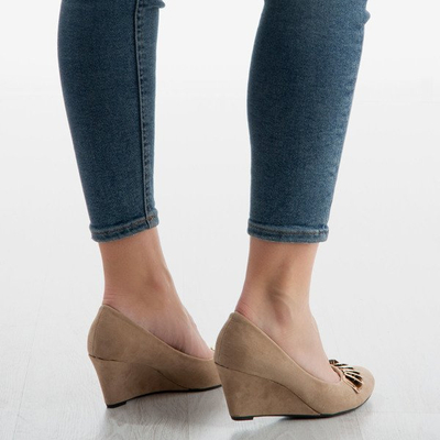 Beżowe damskie czółenka na wyższej koturnie Letti - Obuwie