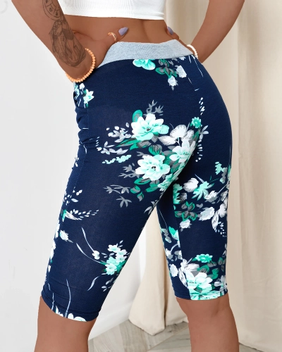 Tamsiai mėlynos ir žalios spalvos raštuoti 3/4 moteriški šortai. PLIUS DYDIS - Drabužiai