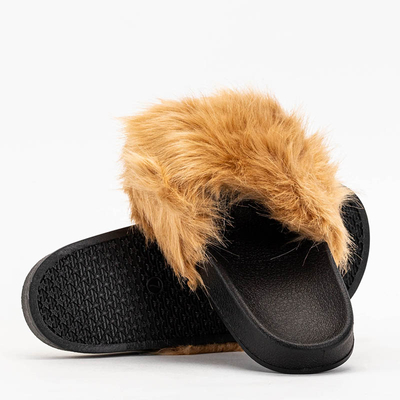 Smėlio spalvos moteriškos šlepetės su kailiu Danita - Avalynė